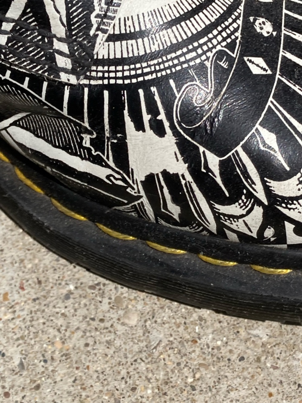 Dr. Martens Black & White Crowned Heart Graphic W9/M8 - Picture 6 of 6